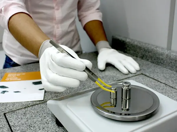 Calibração técnica de balança de precisão com pesos padrão