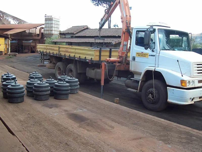Caminhão da Prestécnica com pesos padrão para calibração de balanças rodoviárias
